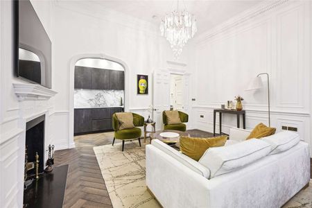 A truly impressive one bedroom lateral apartment on the raised ground floor of this well maintained period conversion in the heart of Knightsbridge. - Photo 3