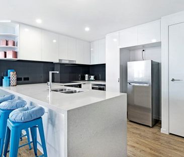Furnished Resort-Style Apartment in the Heart of Varsity Lakes! - Photo 6