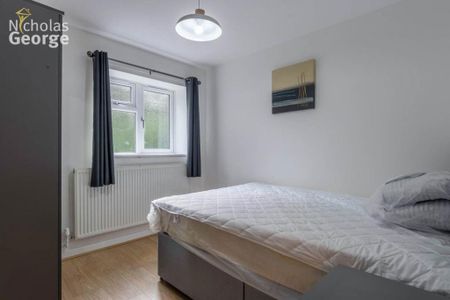 3 bedroom flat to rent - Photo 4