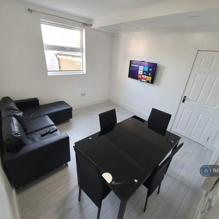 1 bedroom in a house share to rent - Photo 1