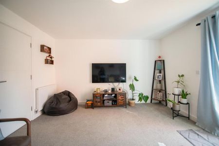 4 bedroom semi-detached house to rent - Photo 4