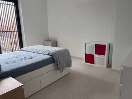 Nieuwbouwappartement met 2 slaapkamers, ruim terras en autostaanplaats in het hartje van Ieper! - Photo 4