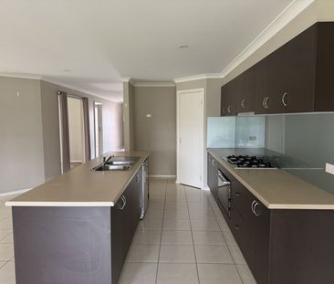 FOUR BEDROOM HOME IN RIVERSLEA BOULEVARD - Photo 4