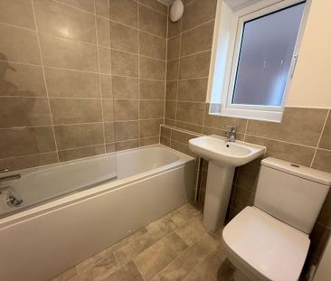 3 bedroom end of terrace house to rent - Photo 6