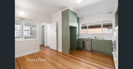 Brilliantly positioned and updated home. - Photo 3