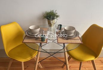 Apartamento T0+1 para arrendamento na Rua Santa Catarina, Porto