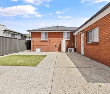 3 bedroom home with separate 1 bedroom residence - Photo 1