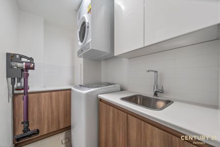 Luxurious Fully Furnished Modern 2-Bedroom Apartment with Waterfront Views - Photo 4