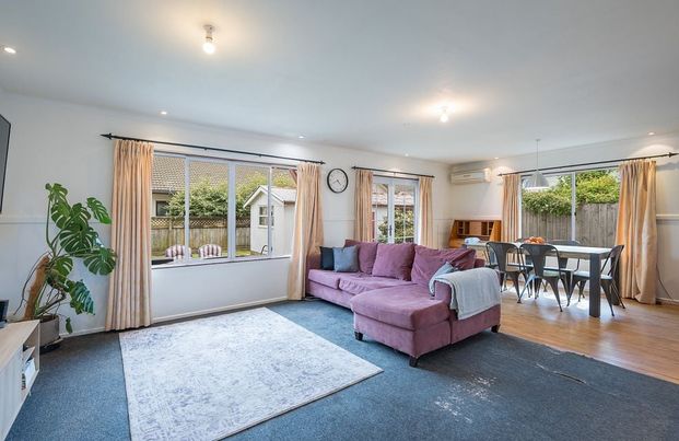 Private, Modern Family Oasis – 5 Min Walk to CBD - Photo 1