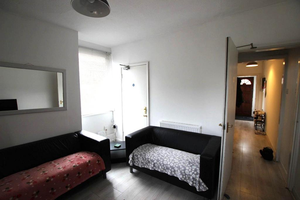 4 bedroom end of terrace house to rent - Photo 1