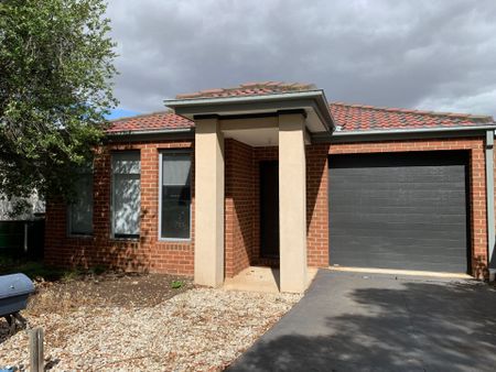 Spacious Family Living in Tarneit - Photo 3