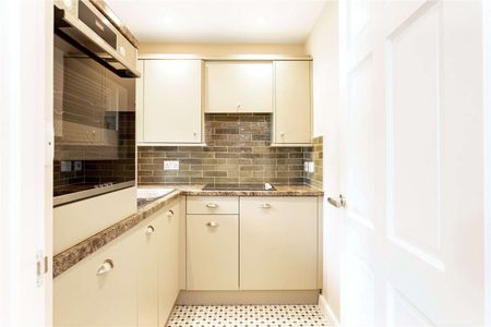 A very pretty cottage in the heart of the popular village of Churchill. - Photo 5