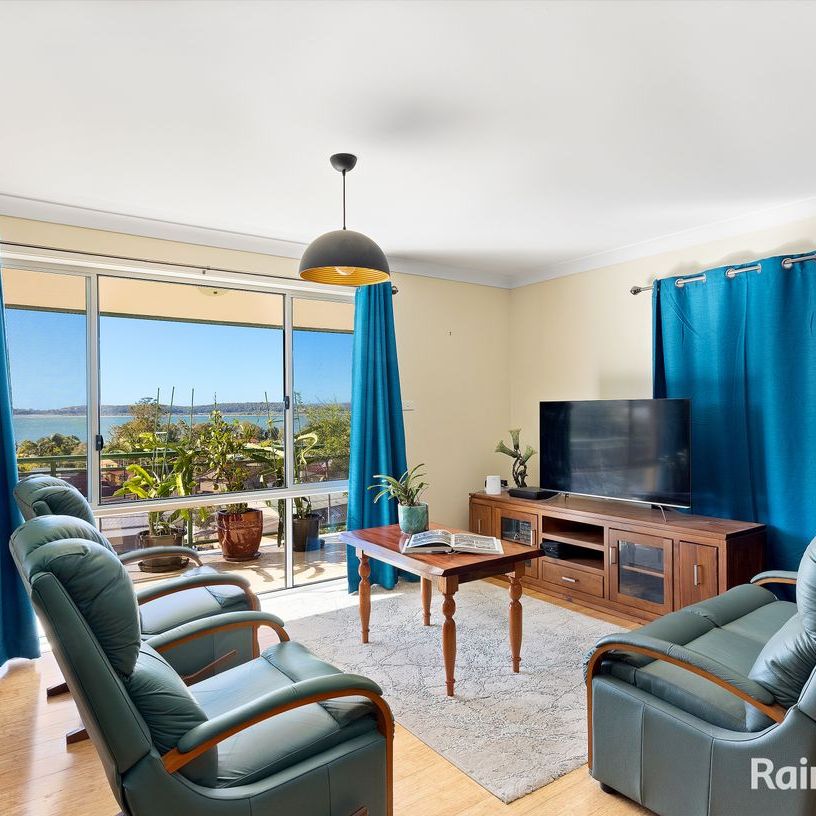 Large 4 bedroom home with stunning water views - Photo 1