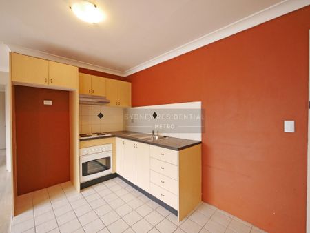 Large 1 Bedroom Unit with floorboard - Photo 5