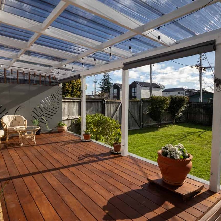 Sunny beautifully renovated 3 bedroom family home - Photo 1