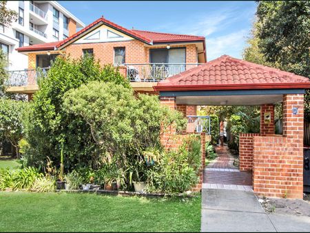 Oversized Two-Bedroom Apartment - Photo 5