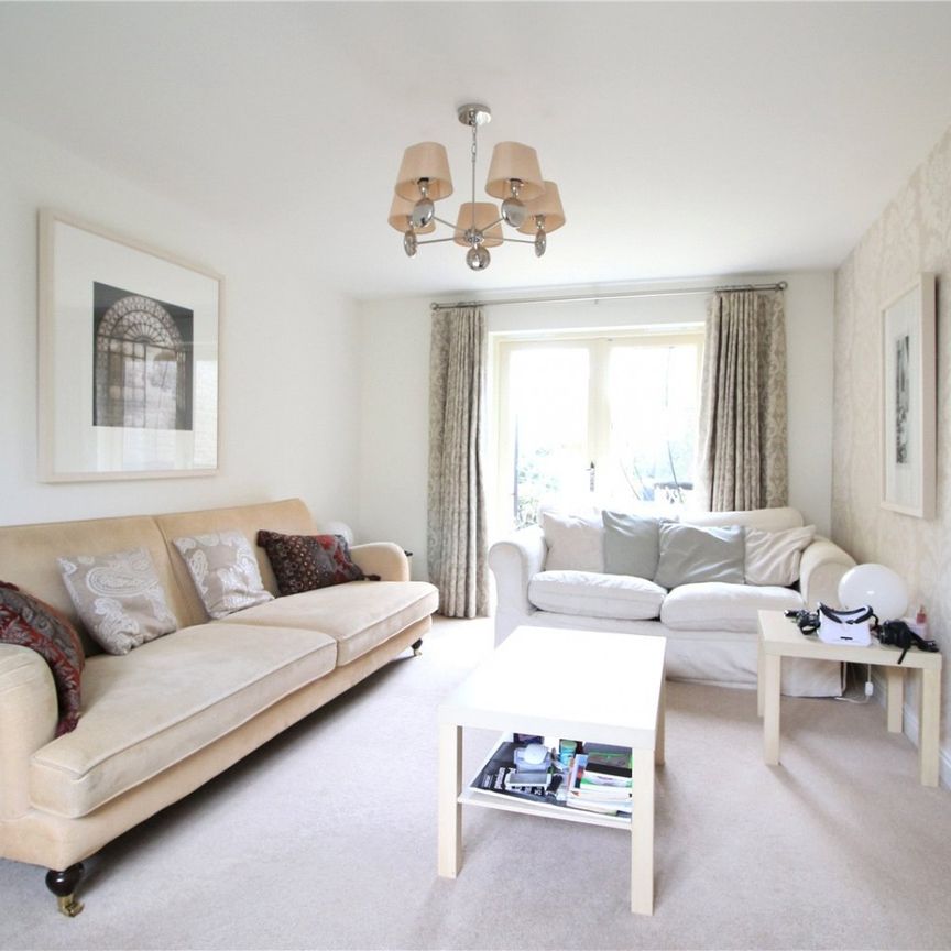 Grebe Close, - Photo 1