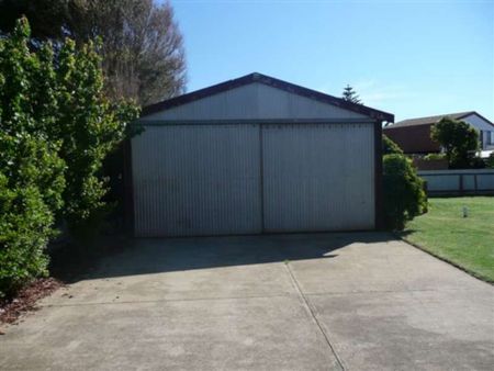 Neat and Tidy 3 Bedroom Home - Photo 2