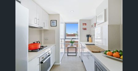Stunning Apartment with Harbour & Blue Mountains Views | Steps to Crows Nest Metro - Photo 5