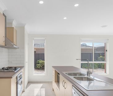 Impeccable 3 Bedroom Home - Photo 5