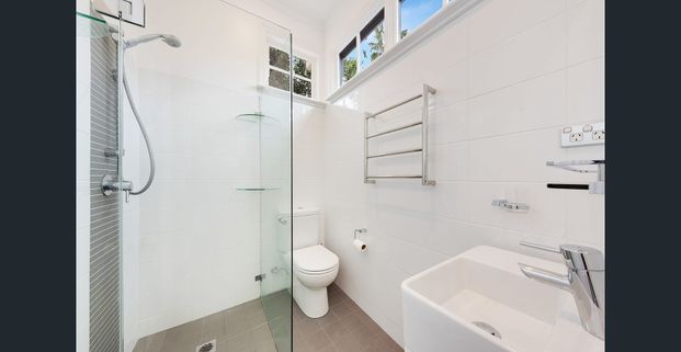 Entertainers delight in sought-after locale - Photo 1