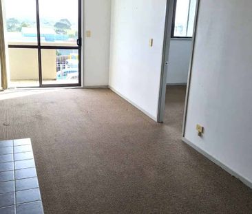 Spacious, sunny apartment - Photo 4