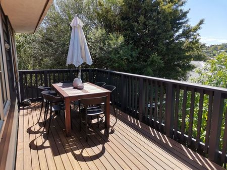 Sunny and private 2 bedroom end unit in Titirangi - Photo 5