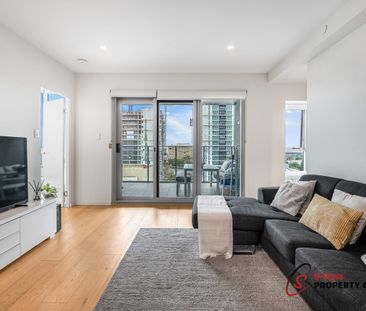 Modern Inner-City Living with Spacious Balcony & Stunning Views! - Photo 1