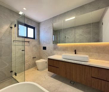 Near New 5 bedroom Luxury Duplex with Granny Flat - Photo 2