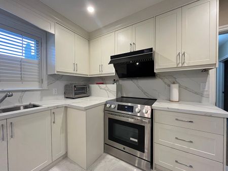 For Lease - 201 Hendon Avenue Unit# MAIN FLOOR, Toronto, Ontario - Photo 2