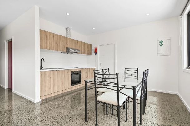 Brand new fully furnished rooms with private courtyards – All bills included! - Photo 1