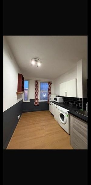 1 bedroom in a house share to rent - Photo 2