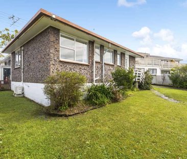 West Is Best – Cozy 2-Bedroom Standalone Home with Spacious Living - Photo 2