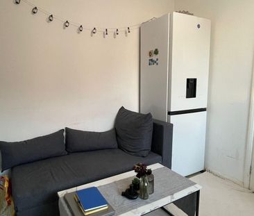 Studio flat with seperate kitchen - Ideal for working couple - Photo 6