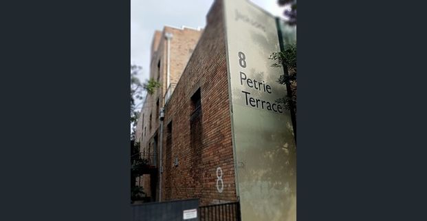 Fabulous Warehouse style apartment, fully furnished, 5 living areas 2 parking spaces,walk everywhere - Photo 1