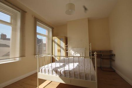 4 bedroom terraced house to rent - Photo 3