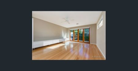 LARGE LIGHT FILLED HOME - Photo 3