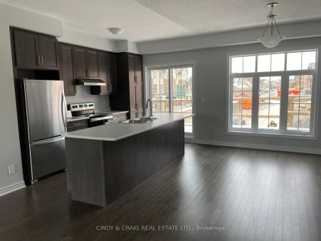 Condo Townhouse For Lease | E9087632 - Photo 2