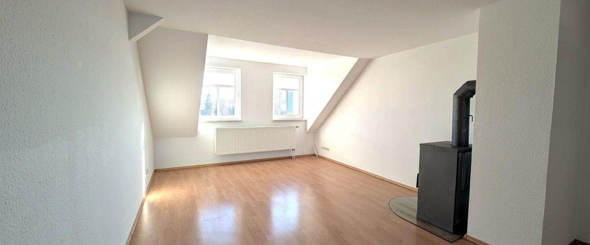 Dachgeschosswohnung – mit Kamin & offener Küche - Foto 1