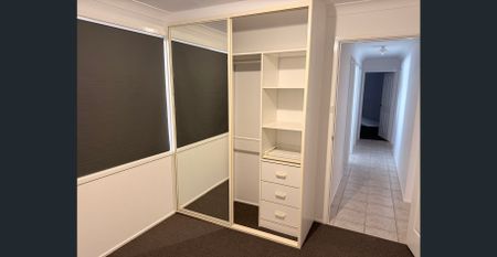 Light and Bright Freshly painted, new carpets, light fittings........ - Photo 2