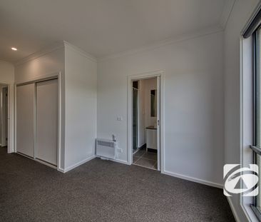 CONTEMPORARY TOWNHOUSE IN ALIRA ESTATE - Photo 4