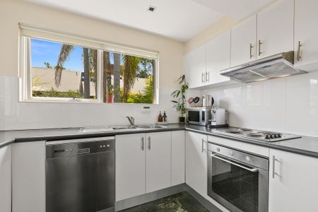 A Surprisingly Tranquil, Lush, Urban Townhouse - Photo 3