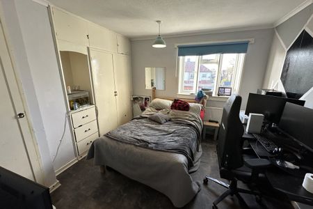 Sutton Crescent - Photo 3