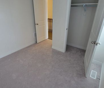 Townhouse For Lease | X8030976 - Photo 3