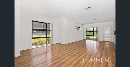 Modern 3 Bedroom Townhouse Opposite Parkland - Photo 4