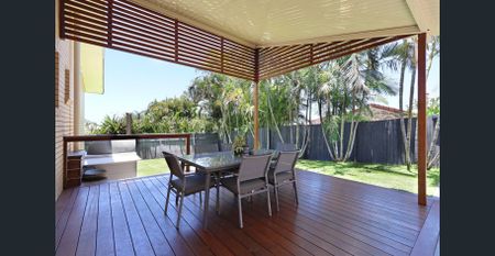 ENJOY THE COASTAL BREEZES AT THIS BATTERY HILL BEAUTY - Photo 5