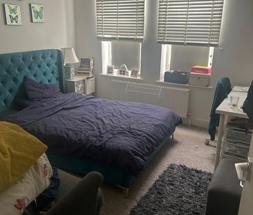Room in a Shared Flat, Alma Road, SW18 - Photo 1