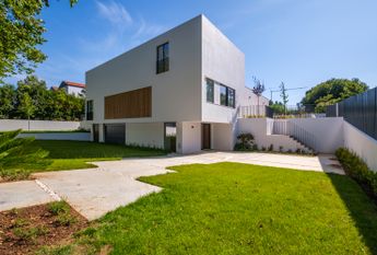 Moradia T6 de arquitetura moderna inserida no Golfe de Oeiras