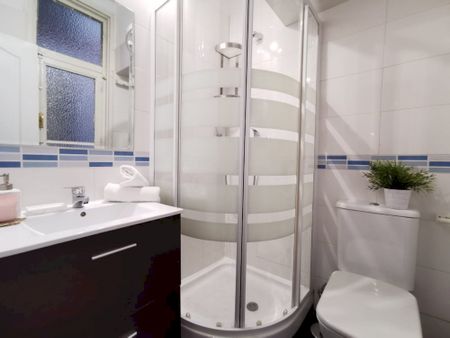 Nice room in Preciados, Madrid - Photo 2