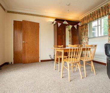 Large detached property with spacious garden - Photo 2